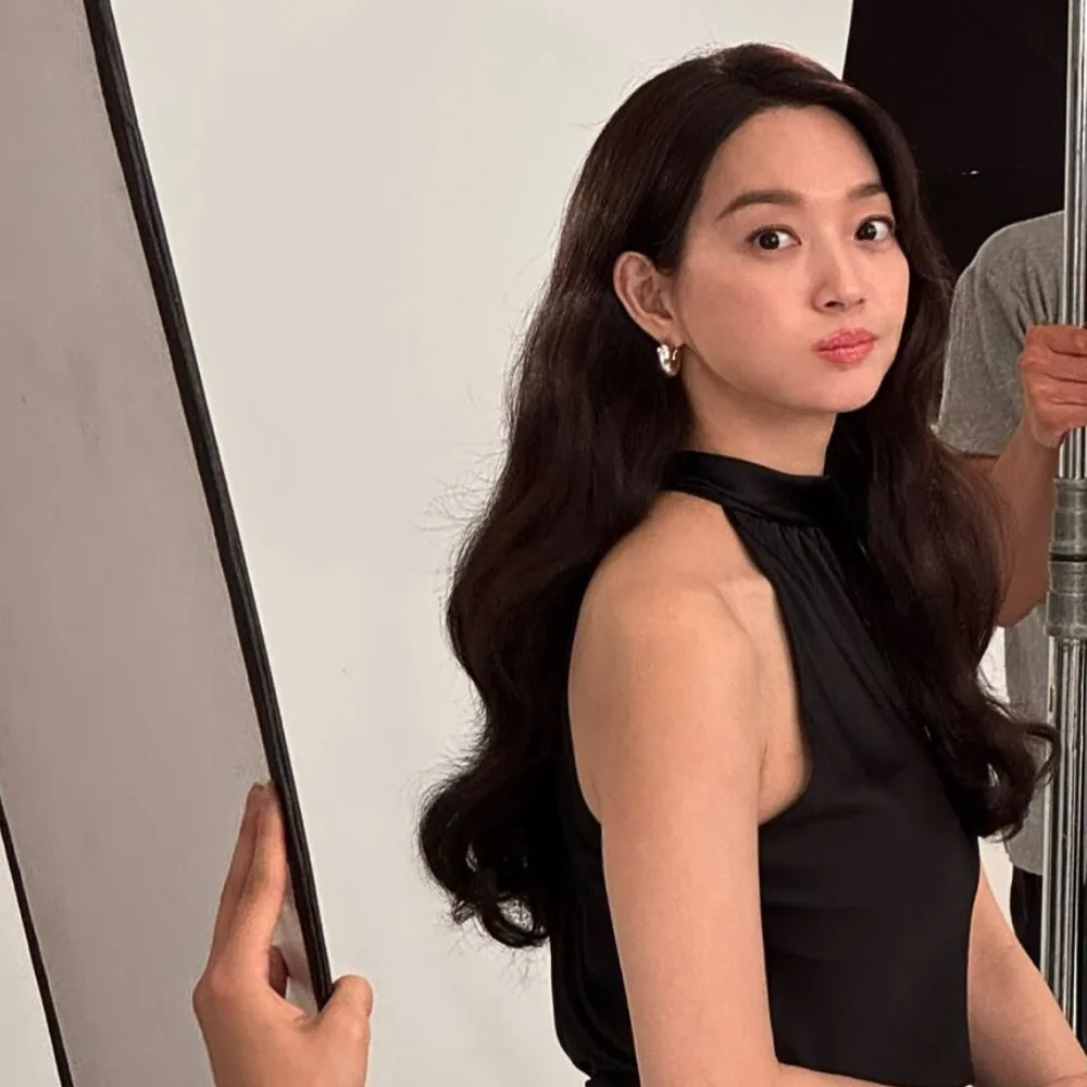 Shin Min Ah mang áo đen, uốn tóc xoăn sóng