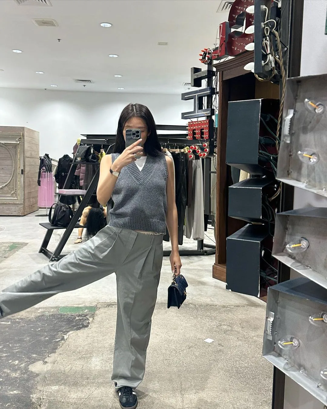 jennierubyjane diện áo len xám