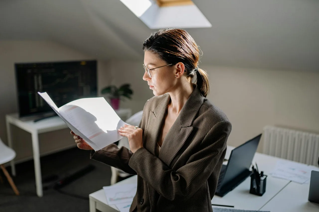 Nhận biết những thay đổi trong môi trường làm việc là cách cải thiện kỹ năng thích ứng.