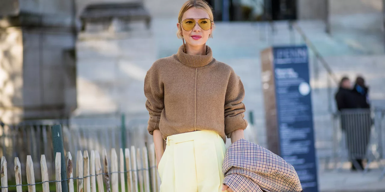 sweater cashmere màu nâu nhạt - cách bảo quản áo sweater