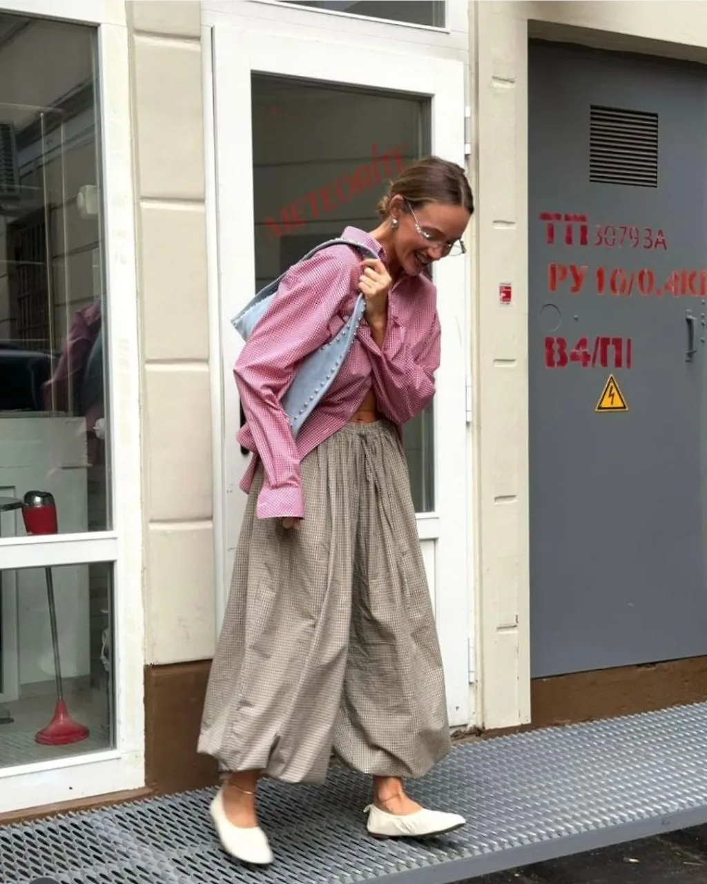 phối đồ cùng quần ống rộng và sơ mi hồng 