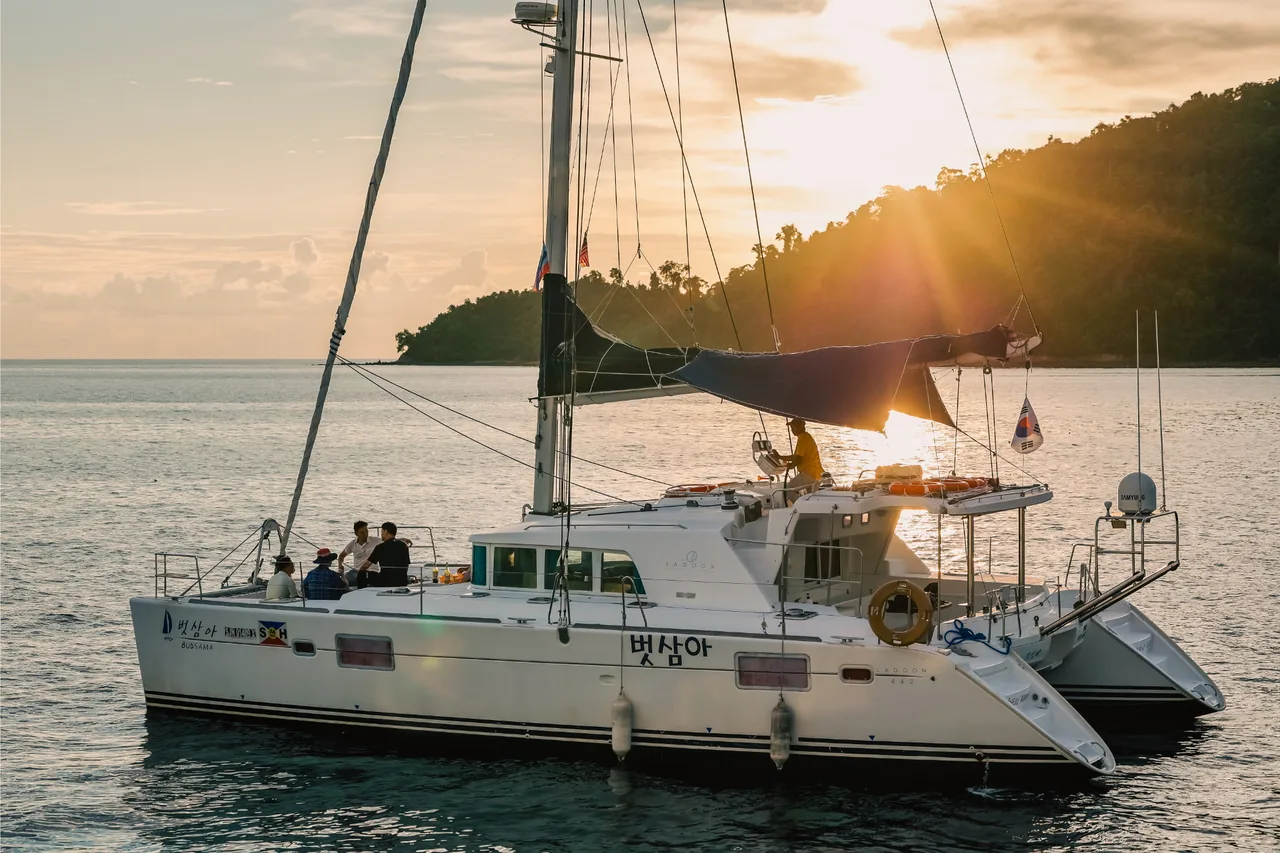Du ngoạn ngắm
hoàng hôn trên North Borneo Cruise