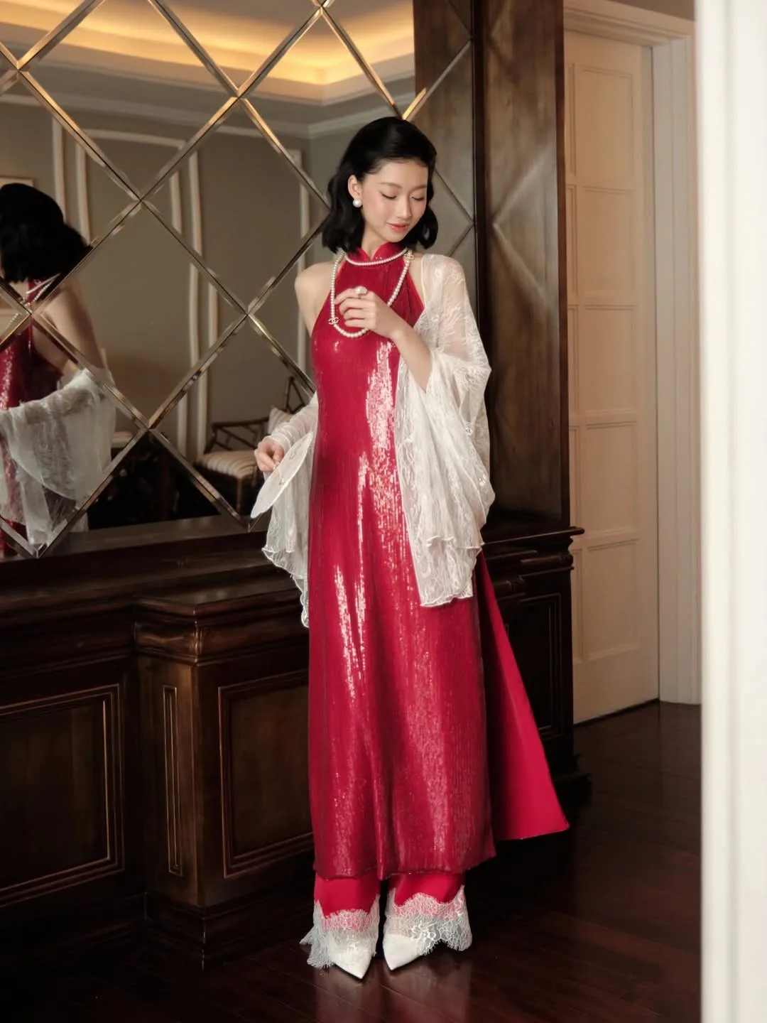 Áo dài cổ yếm khoác cùng dải lụa trắng, tạo cảm giác quý phái sang trọng cho người mặc mùa Tết.