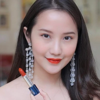 Cùng các Beauty Blogger "điểm danh" 6 sắc son collagen Lip On Lip Charm Galaxy Edition
