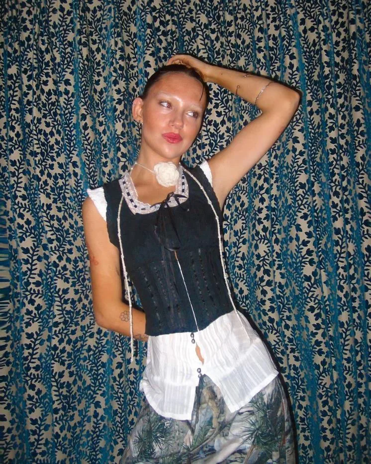 @pollylliaharding diện choker hoa nổi vòng cổ