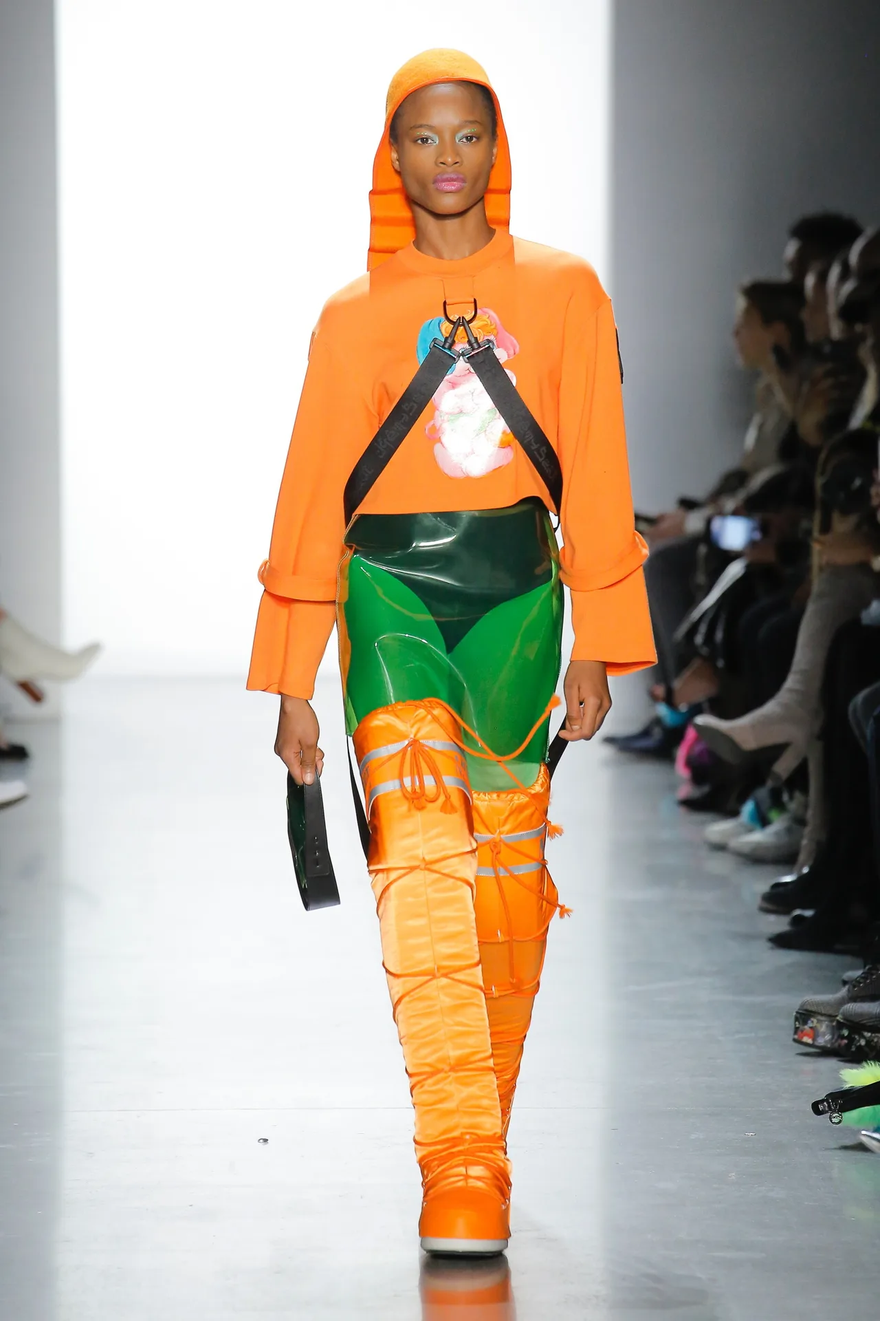 Thương hiệu Jeremy Scott Ready-to-wear Thu-Đông 2018: Rực rỡ sắc màu viễn tưởng 18 Thương hiệu Jeremy Scott Ready-to-wear Thu-Đông 2018: Rực rỡ sắc màu viễn tưởng 18