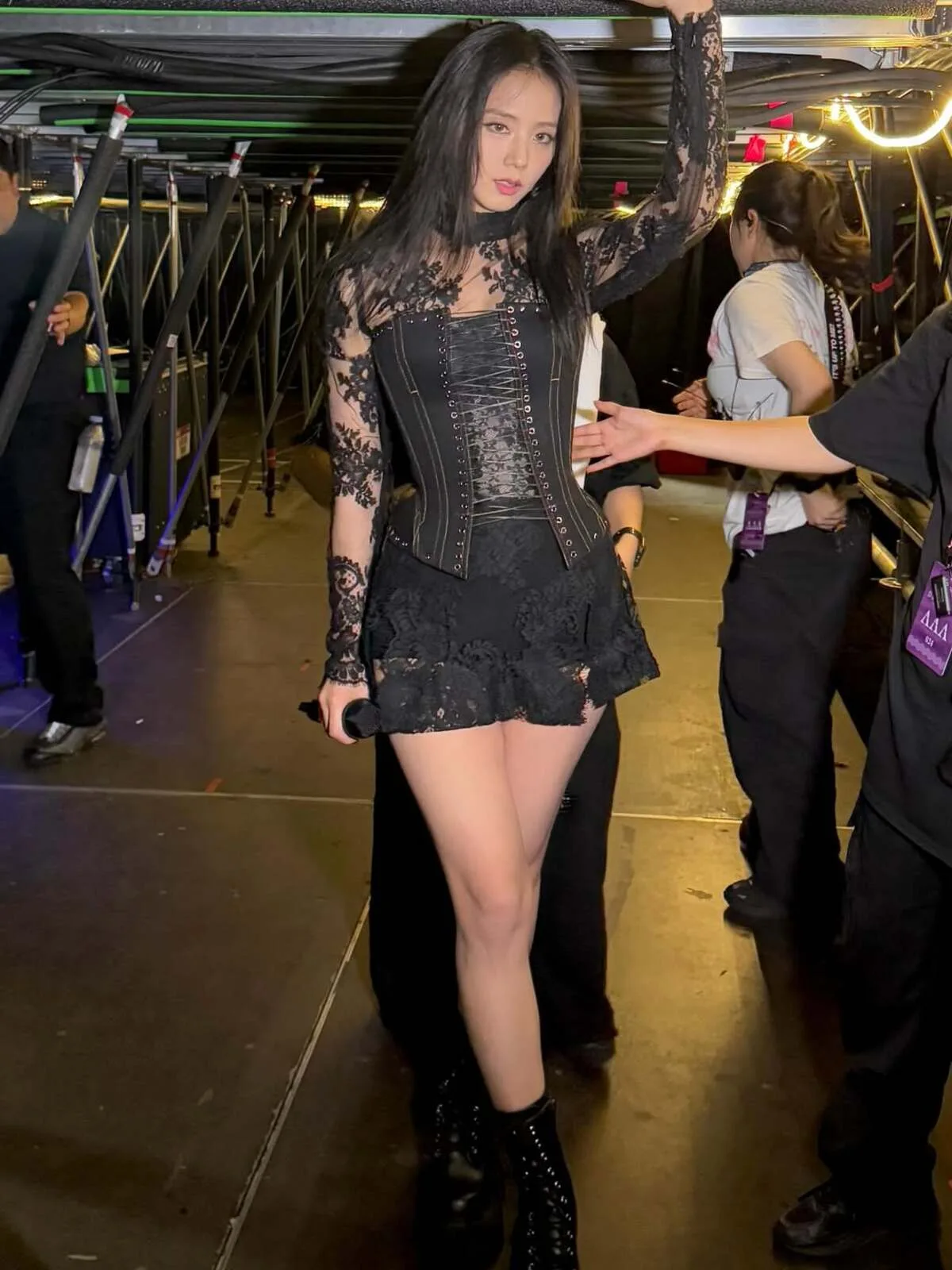 Jisoo diện một phiên bản của Devil's Delight Corset