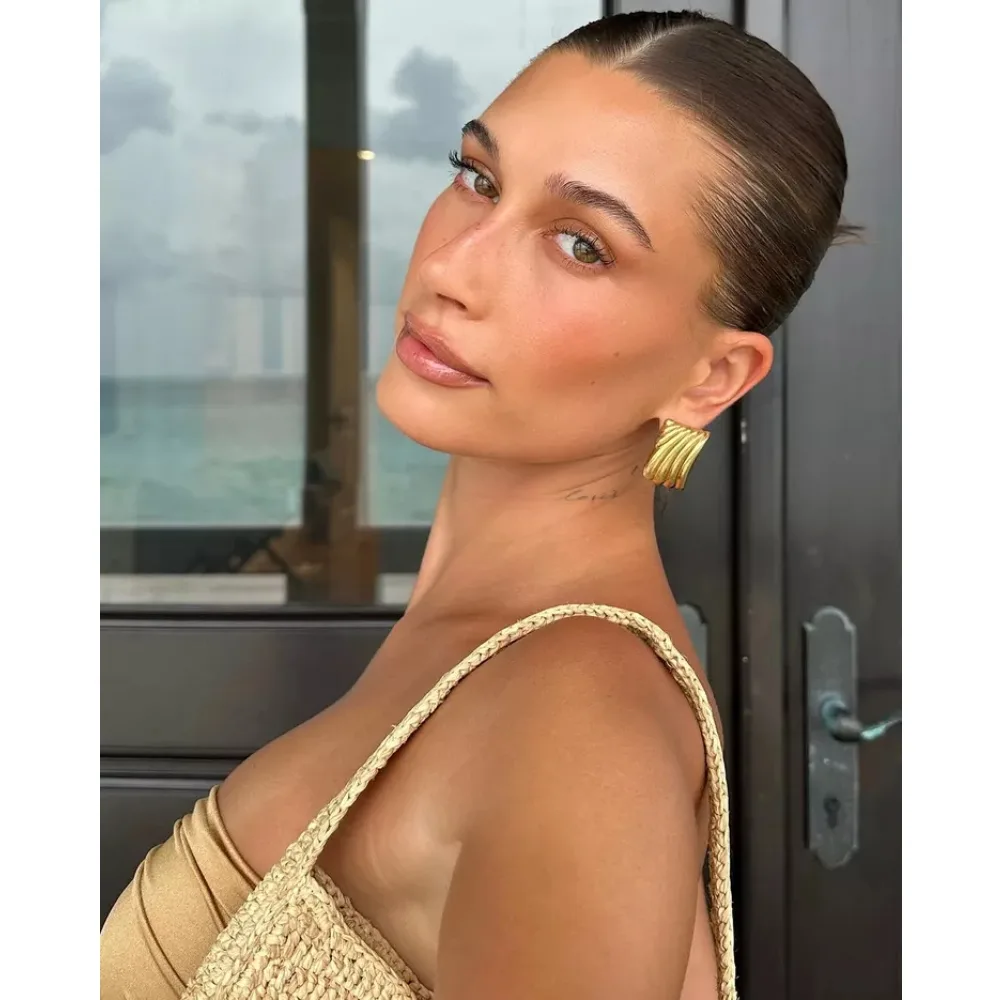 Hailey Bieber trang điểm rám nắng tạo nên xu hướng làm đẹp 2025