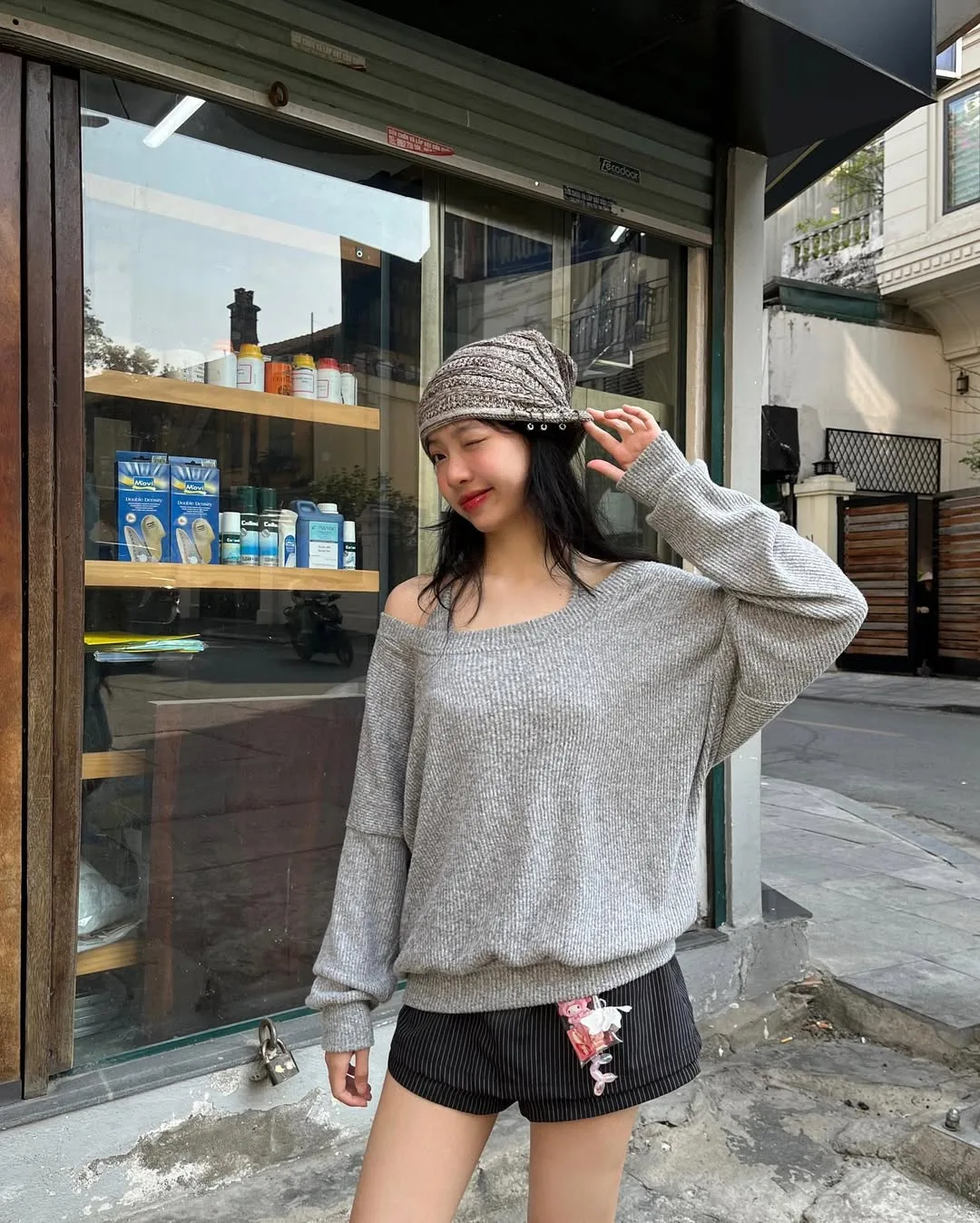 tawzue diện áo len xám