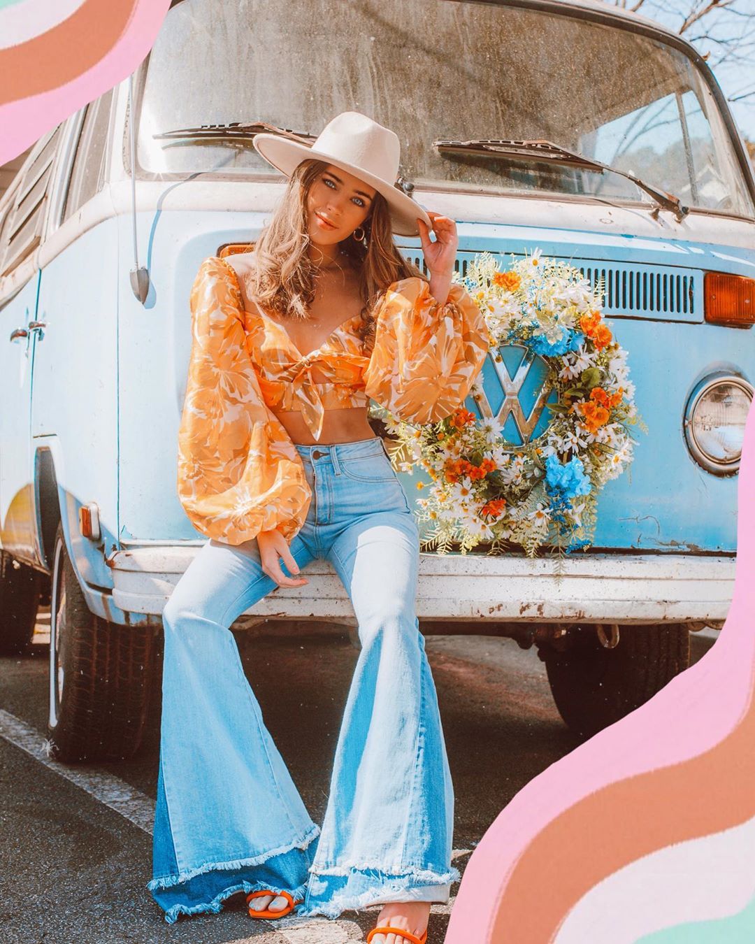 Cô gái mặc quần jeans ống loe, áo tay phồng in hoa