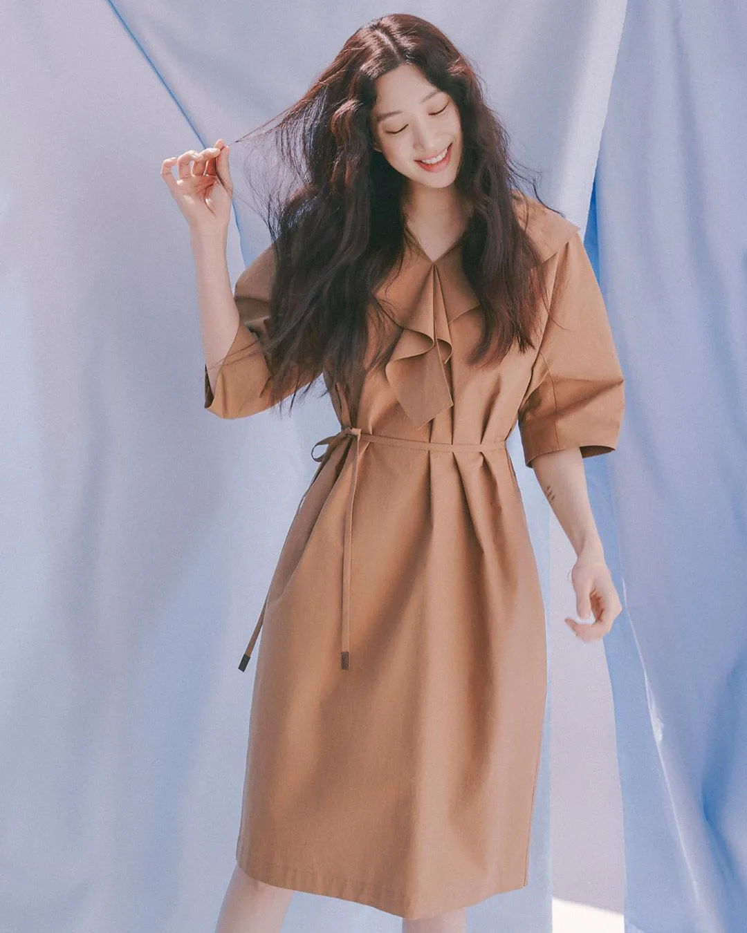 Bạn thân Gong Hyo Jin, Jung Ryeo Won mặc đầm màu nâu