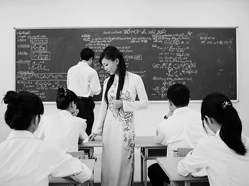 Trong quá trình giảng dạy, một giáo viên đầy lửa nhiệt tình, cởi mở vui vẻ mới dễ gần gũi với học trò, xử sự hòa nhã với long yêu thương và quan tâm tận tình dành cho học sinh của mình.