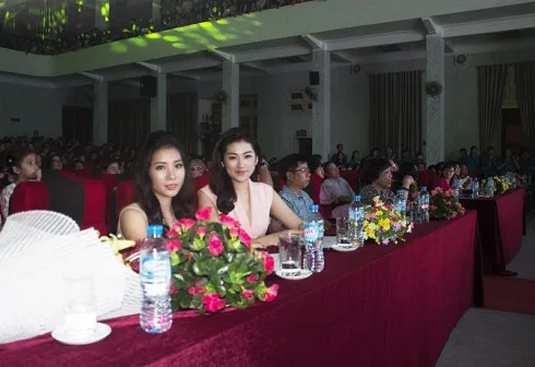 Á Hậu Tú Anh với cương vị ban giám khảo Sinh Viên Thanh Lịch 2015 của trường ĐH Thương Mại.