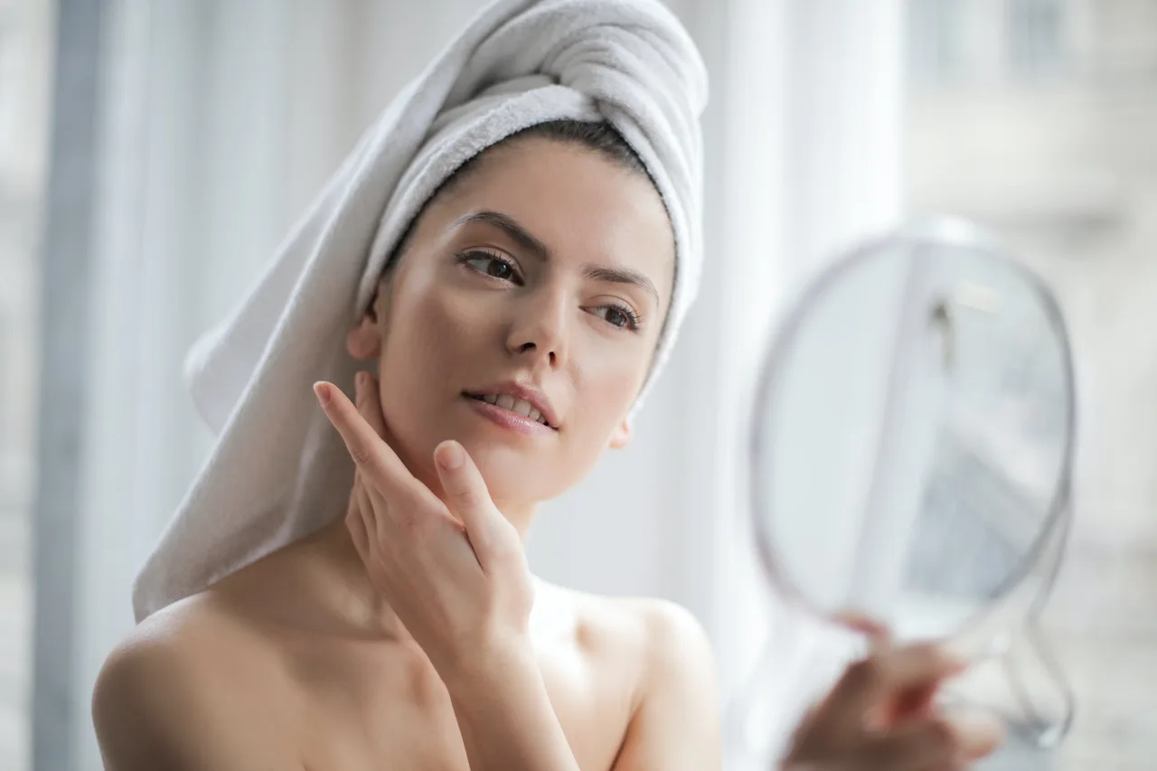 cô gái cầm gương sử dụng mặt nạ cô gái cầm gương sử dụng mặt nạ
