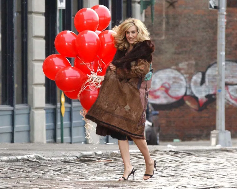 thiết kế trench coat phối lông vũ Halloween
