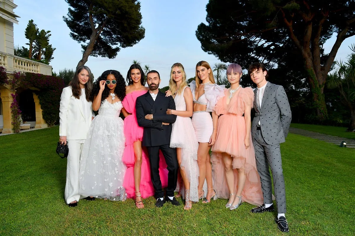 Kendall Jenner trong BST giambattista valli hợp tác với thương hiệu thời trang H&M