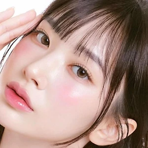 cô gái da trắng nghiêng đầu, cơ hàm