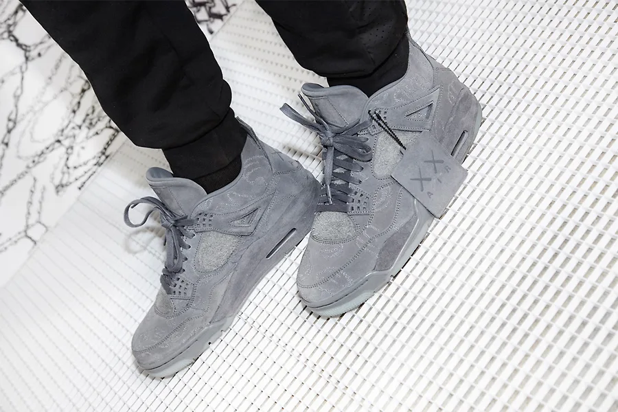 giay-the-thao-KAWS-x-Air-Jordan-IV-elle-man-1