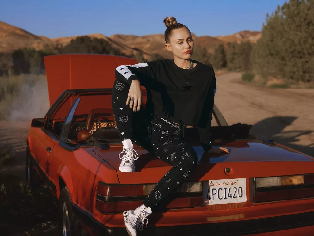 Converse bắt tay ca sĩ Miley Cyrus cho ra mắt BST Incubate trong mùa HO18 10