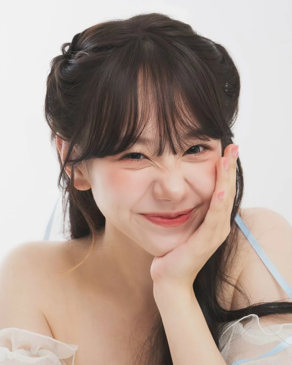 Cô gái Hàn cười tươi, tóc mái giả