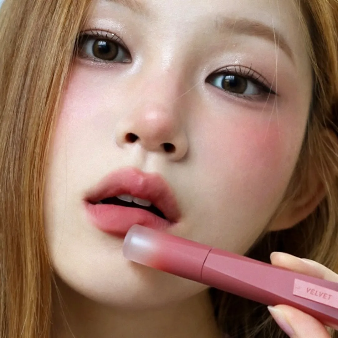 Hình ảnh cô gái với đôi môi được tô son velvet mịn màng.