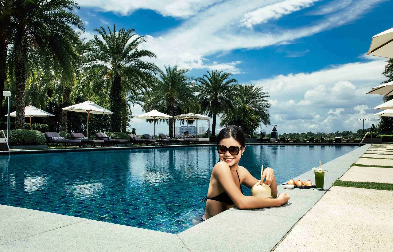 Cô gái tận hưởng kỳ nghỉ bên hồ bơi tại Mia Saigon