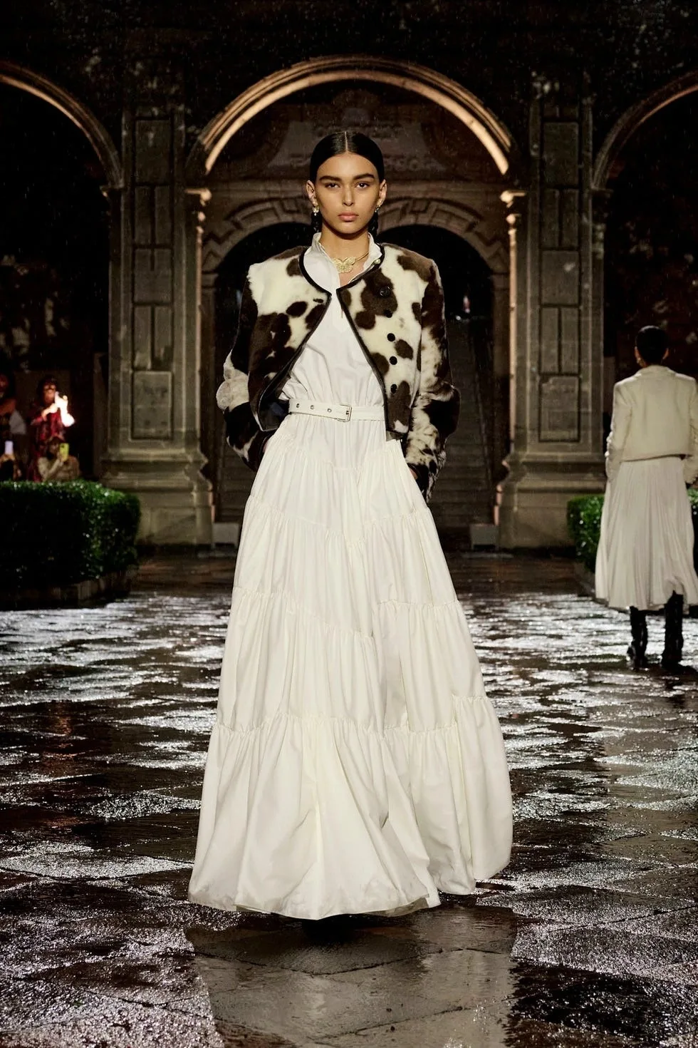 sàn diễn dior Họa tiết da bò mùa Thu-Đông