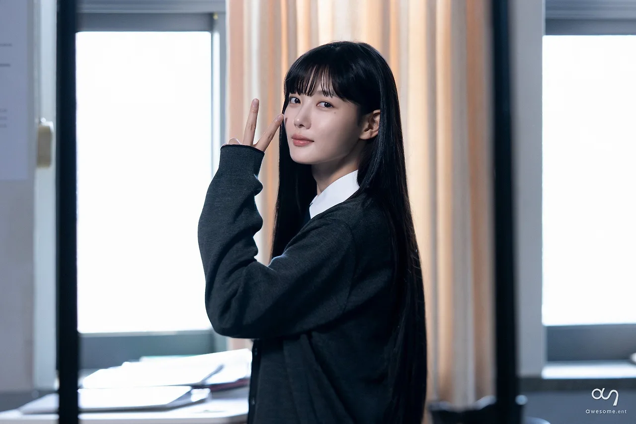 Kim Yoo Jung trong bộ đồng phục trắng tinh khôi, ánh mắt trong veo như giấu một bí mật.