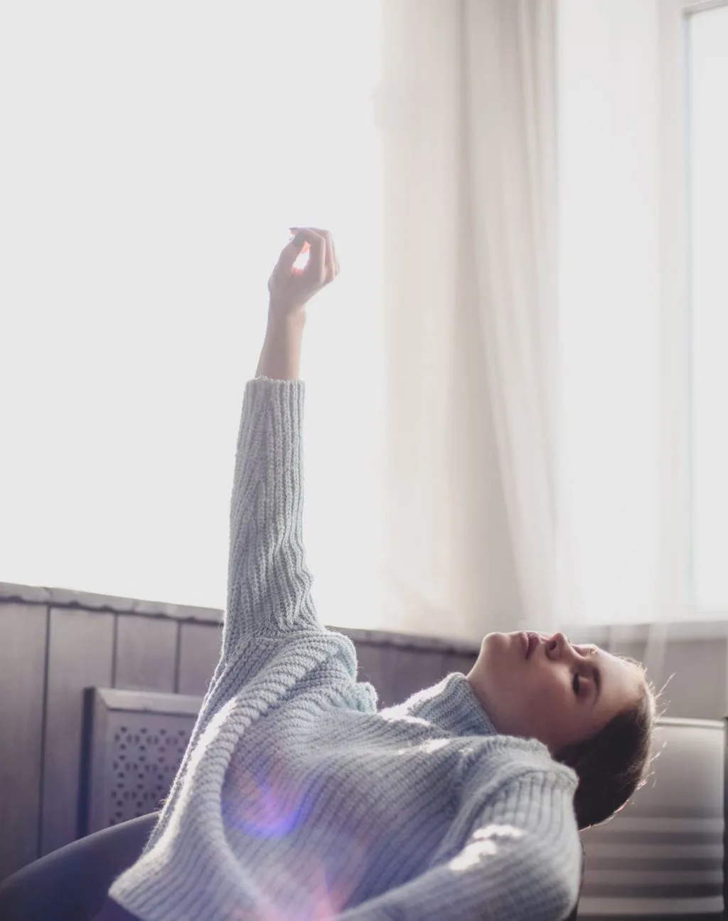 Vitamin D-Cô gái giơ tay lên. Vitamin D-Cô gái giơ tay lên.
