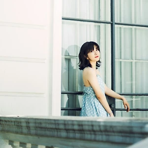 cô gái đứng trên ban công có thói quen tắm nắng buổi sáng
