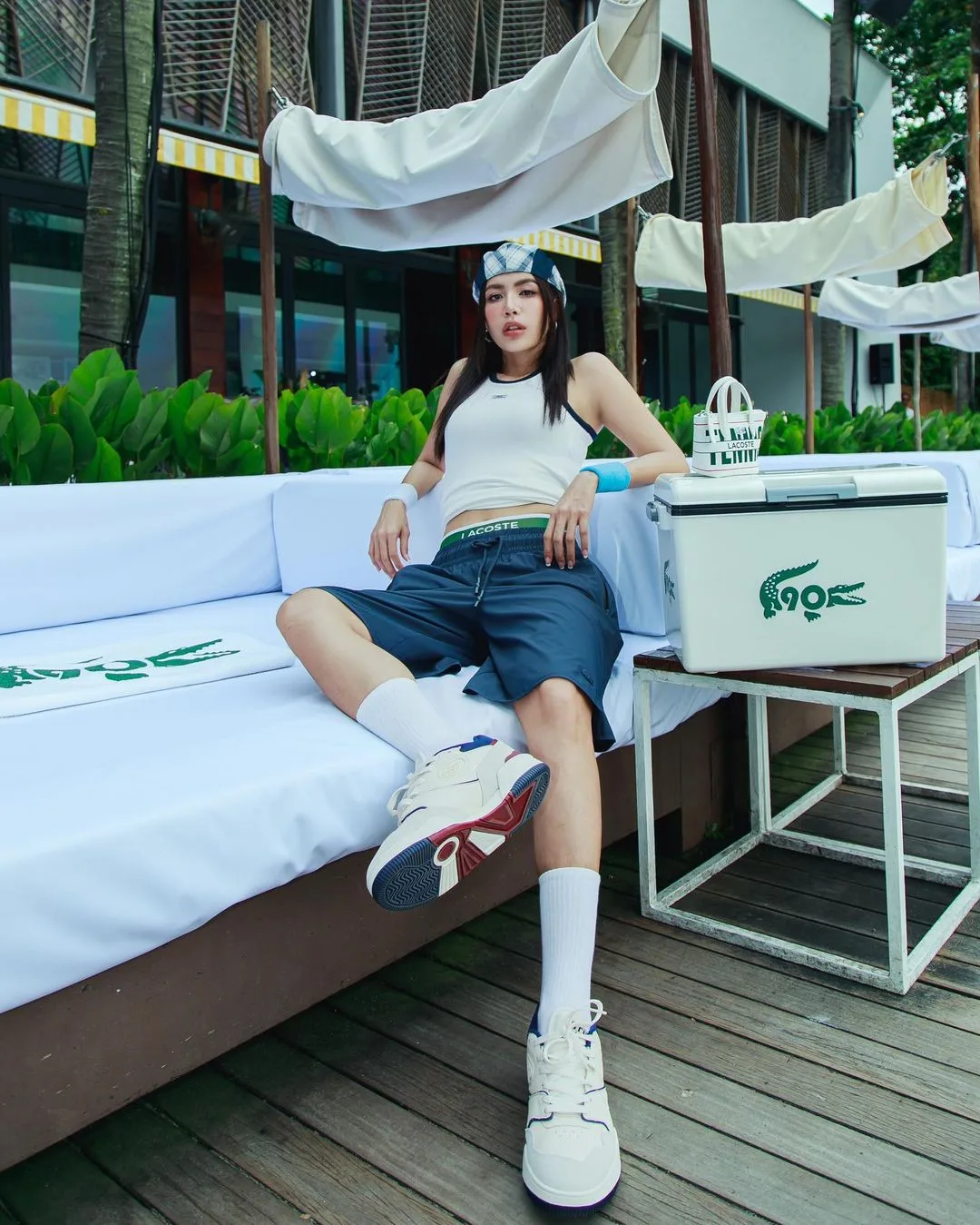 Minh Tú phối áo tank top với quần thể thao
