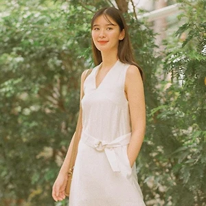 cô gái mặc đầm suông màu trắng dáng hình chữ nhật
