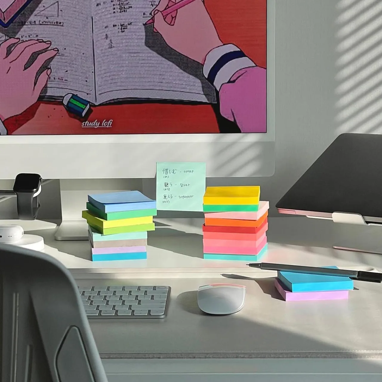 Giấy note vật dụng cần thiết cho bàn làm việc văn phòng
