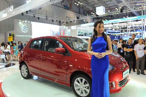 Người đẹp Midu tạo dáng bên chiếc xe Mirage thời thượng