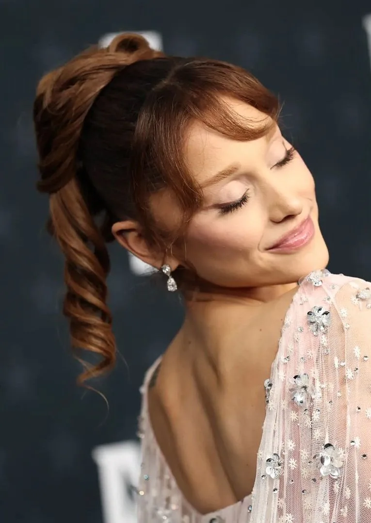 Cận cảnh màu tóc nâu đỏ và kiểu trang điểm hồng đất của Ariana Grande.