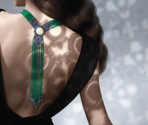 Vòng cổ được chế tác từ vàng trắng 18ct và những viên đá quý khác như đá opal trắng, hạt cườm ngọc lục bảo, topaz, thạch anh tím, ruby, và sapphire