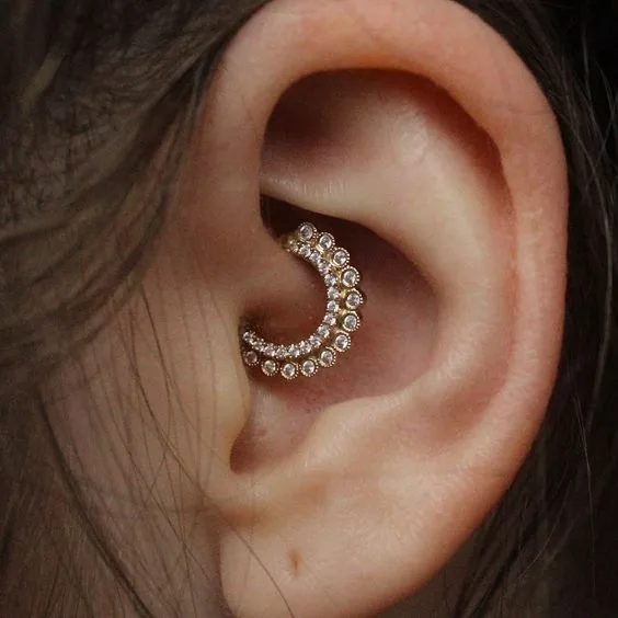 Xỏ lỗ Daith - vị trí bấm lỗ tai đẹp được yêu thích - elle vn