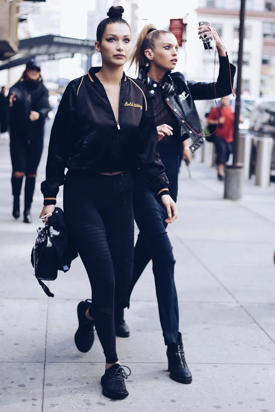 Bella và Stella Maxwell.
