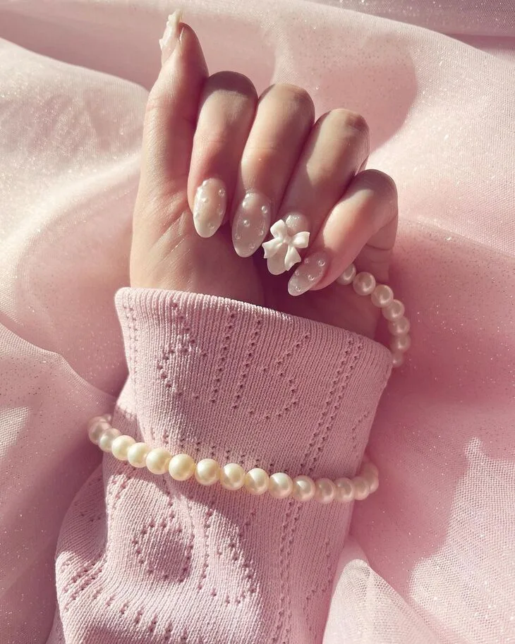 Mẫu nail coquette với các chi tiết ngọc trai tinh tế. Ảnh: Instagram@ phoebesummernails. Mẫu nail coquette với các chi tiết ngọc trai tinh tế. Ảnh: Instagram@ phoebesummernails.