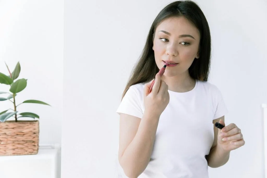 Cô gái trang điểm sau khi nặn mụn