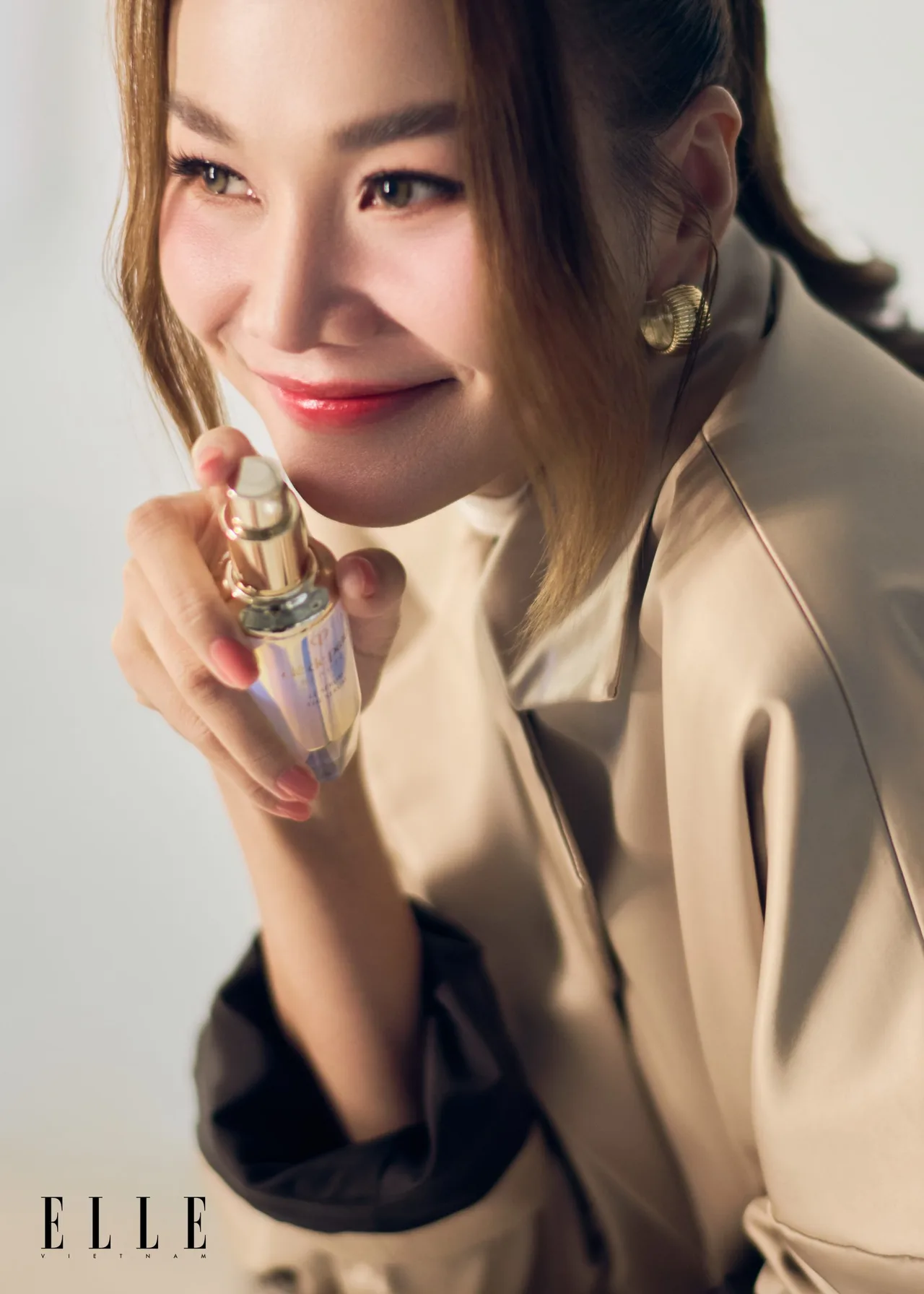 Thanh Hằng cầm lọ mỹ phẩm Clé de Peau Beauté.