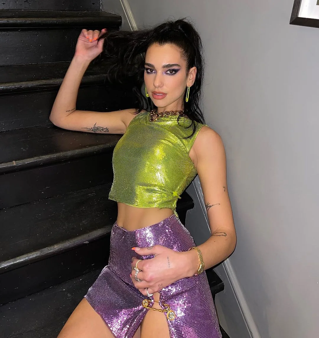 Dua Lipa diện tanktop lấp lánh