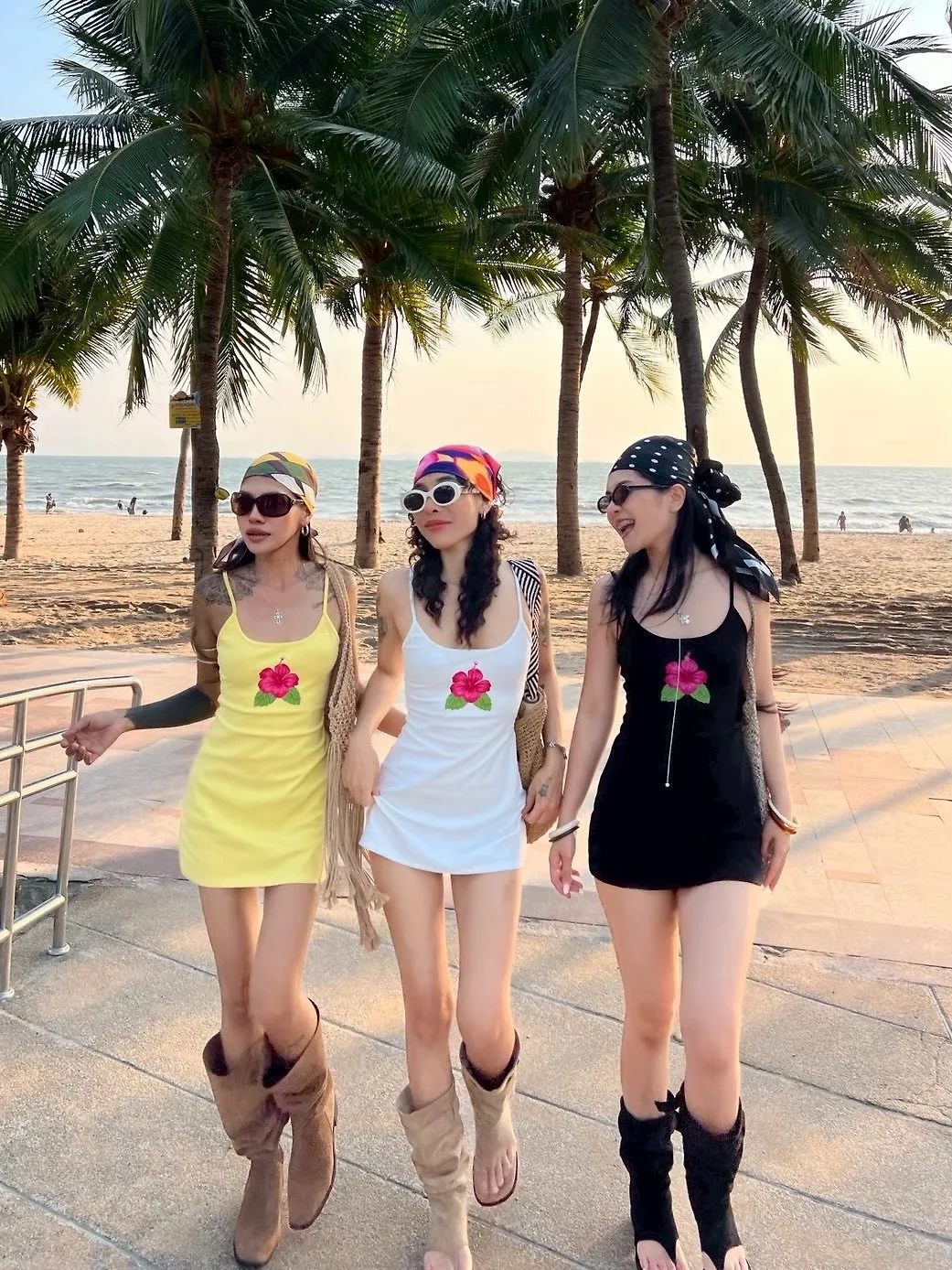 Tuyên ngôn "boho-glamping" sắc nét qua cách matching khăn bandana và kính mát đồng bộ giữa các thành viên.