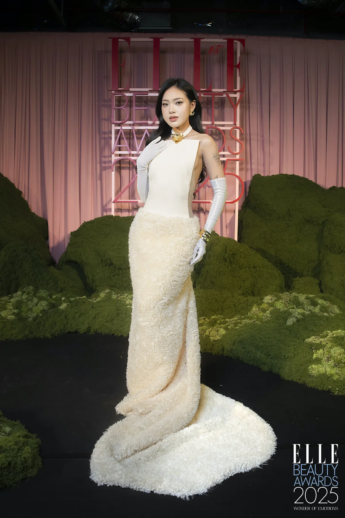 Beauty Blogger Thư Trần tạo dáng cùng chiếc váy màu kem dài