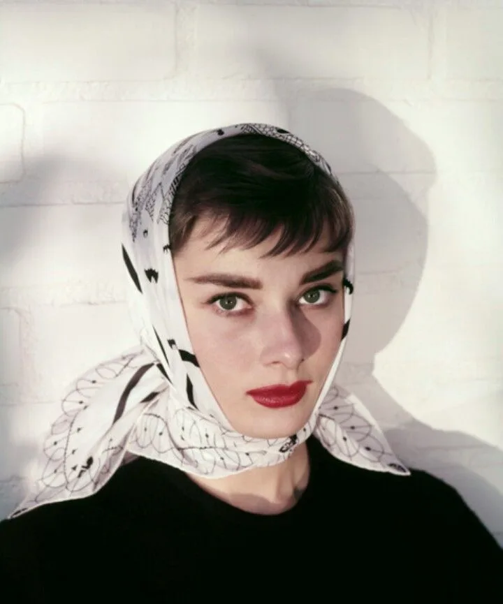 audrey hepburn mặc đẹp với khăn quấn đầu bandana