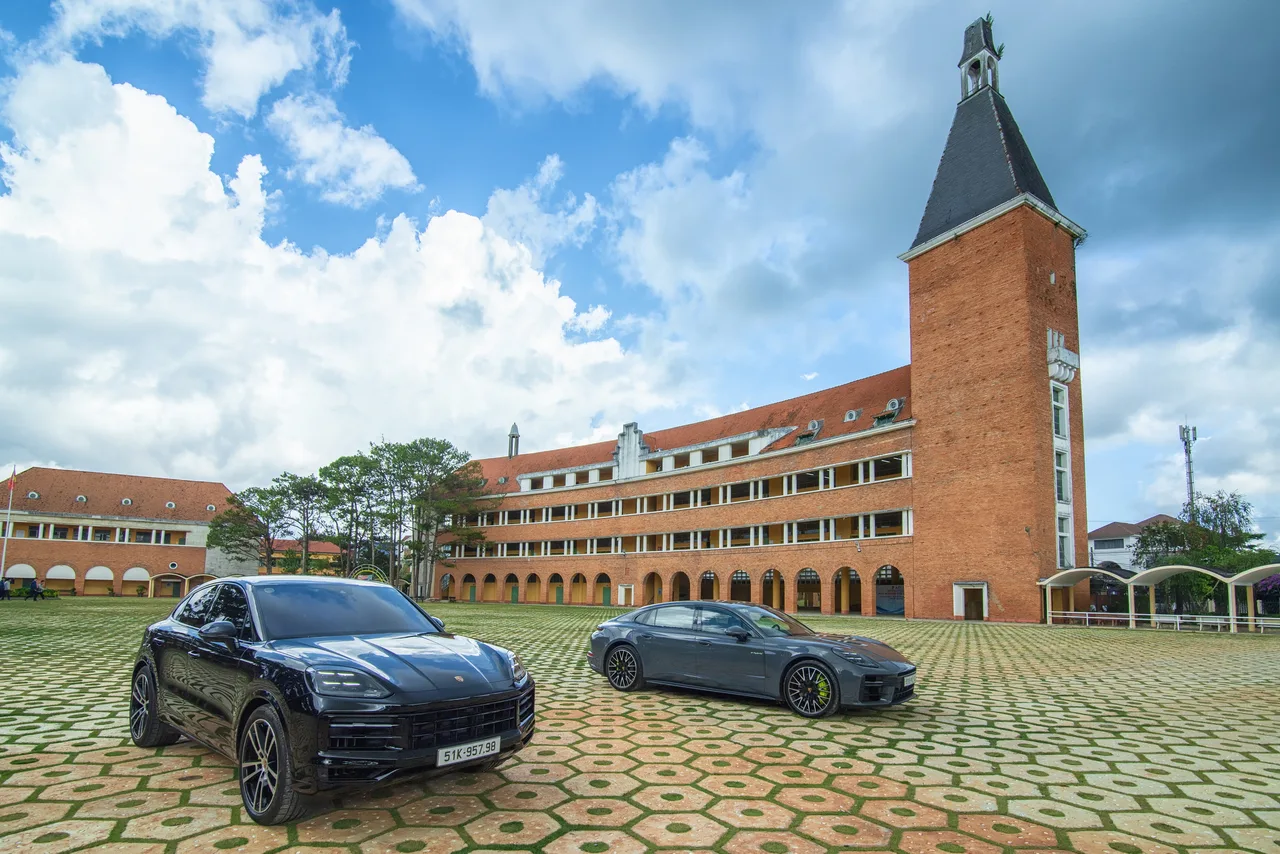 Porsche Cayenne Coupé E-Hybrid và Panamera 4 Executive E-Hybrid trên phông nền cổ điển của Trường Cao đẳng Sư phạm Đà Lạt. (Ảnh: Porsche)