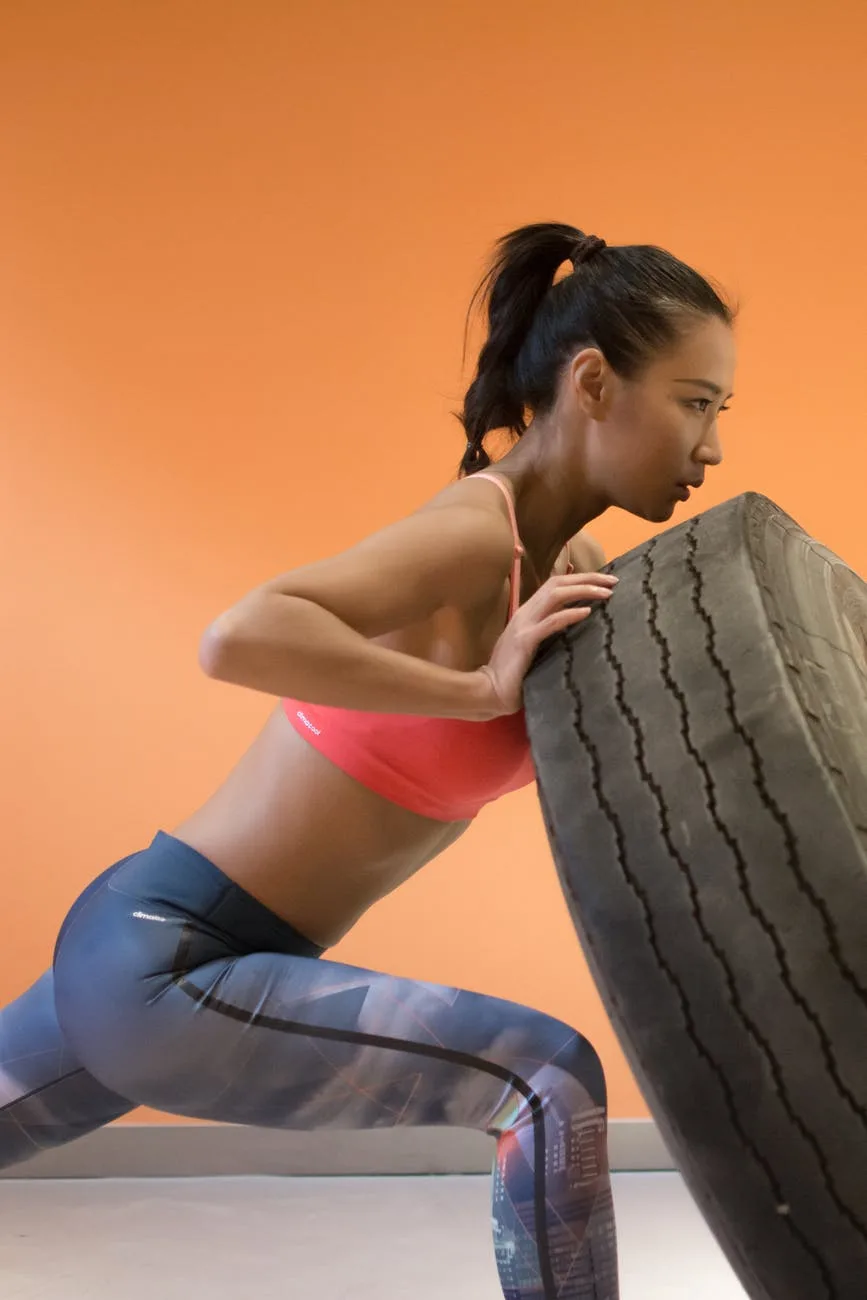 Sai lầm khi tập gym-Cô gái đẩy bánh xe.