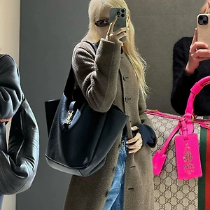 Túi xách ngoại cỡ tiếp tục chiếm sóng, sao Hàn đang “khai tử” micro bag?
