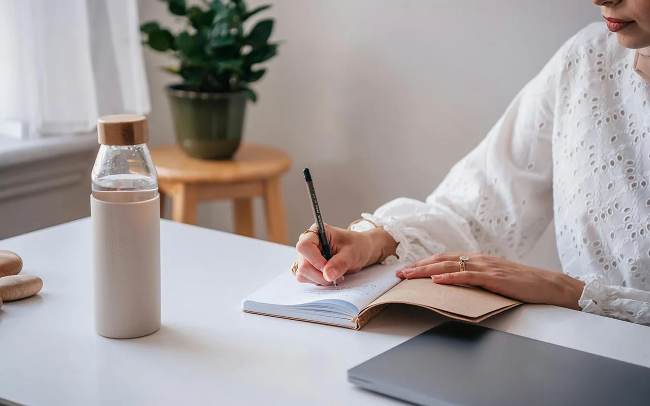 Bình nước vật dụng cần thiết cho bàn làm việc văn phòng