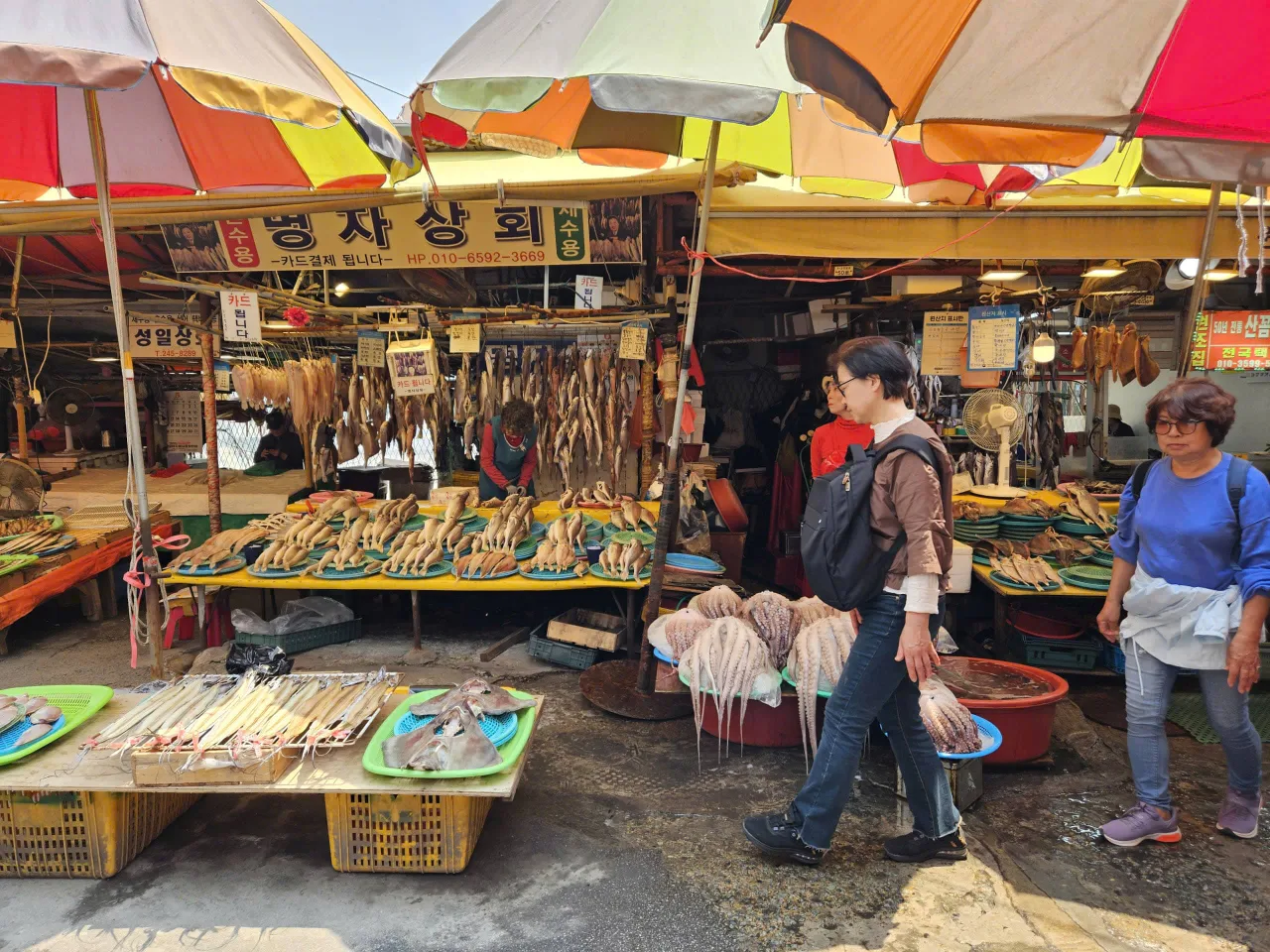 Hàng trăm sạp hàng tại chợ hải sản Jagalchi ở Busan.